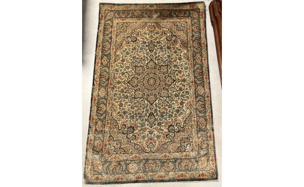 Tapis en soie mercerisée à décor floral 