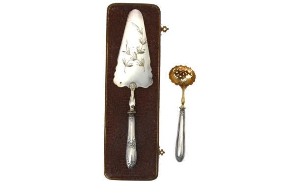 Pelle à tarte et petite cuillère saupoud