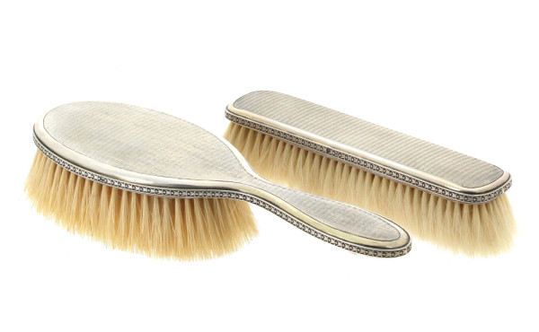 Deux brosses en argent à fond guilloché,