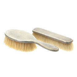 Deux brosses en argent à fond guilloché,