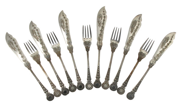 6 couteaux à poisson et 5 fourchettes à 