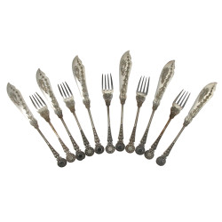 6 couteaux à poisson et 5 fourchettes à 