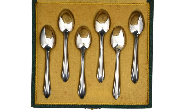 6 cuillères à moka en métal argenté, sty