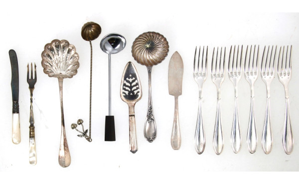 Saupoudreuse en métal argenté décor roca