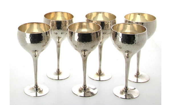 Six verres à pied en métal argenté marte