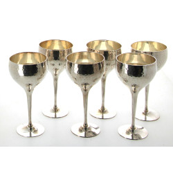Six verres à pied en métal argenté marte