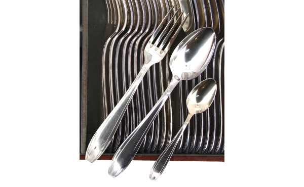 Ménagère 12 couverts en métal argenté (é