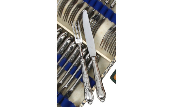 Service à dessert en inox décor rocaille