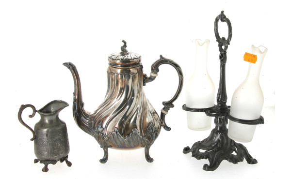 Verseuse ancienne en métal argenté à déc