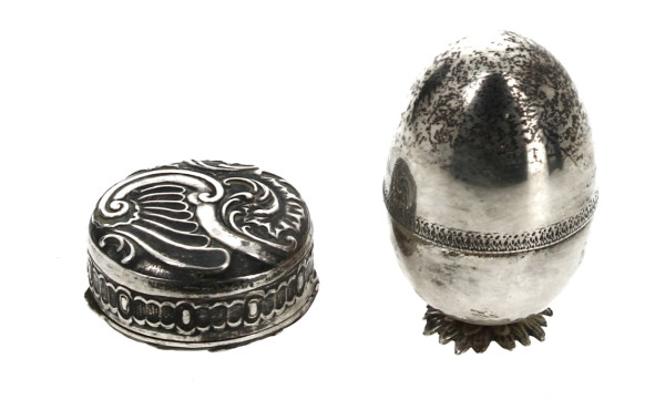 Deux petites boîtes en argent, l'une de 