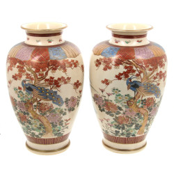 JAPON - Paire de vases en céramique Sats