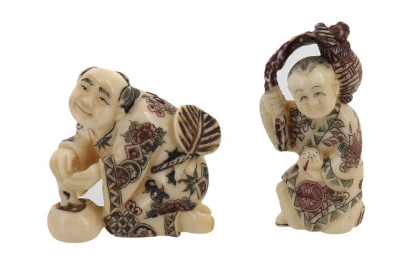 2 netsukés en os décor polychrome