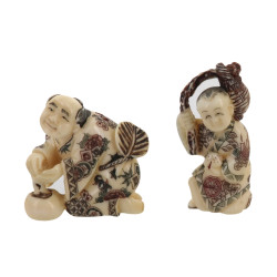 2 netsukés en os décor polychrome