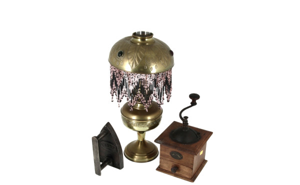 Lot comprenant une lampe en cuivre avec 