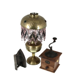 Lot comprenant une lampe en cuivre avec 