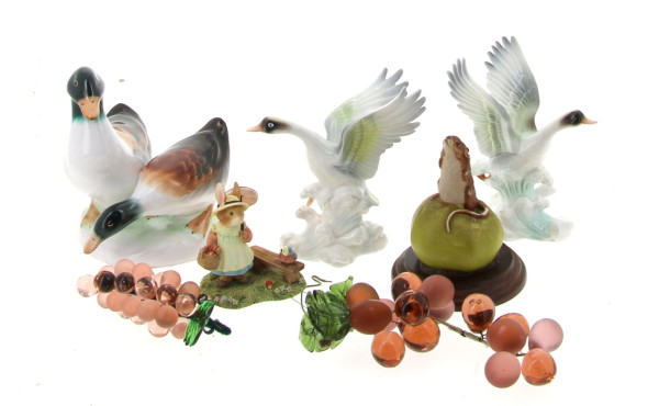 Lot de bibelots comprenant une figurine 