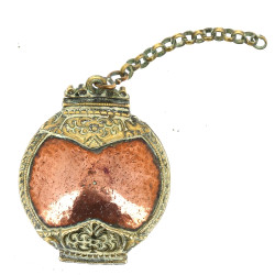 Petite boîte à bétel avec chaîne et sans