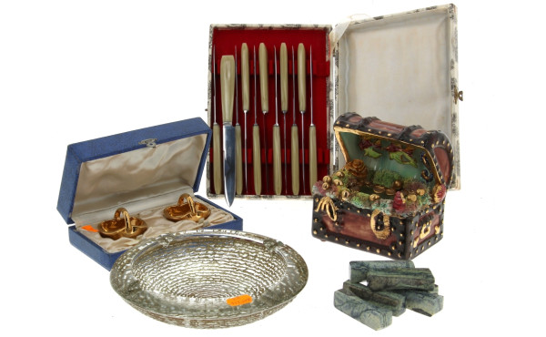 Lot comprenant un cendrier vintage en ve