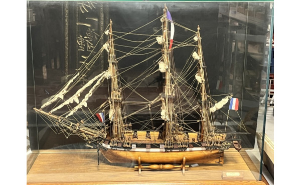 Maquette en bois de l'ASTROLABE.Sous vit