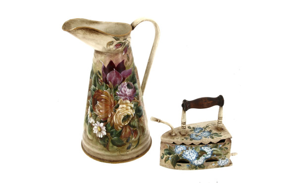 Broc (H 39 cm) et fer à repasser peint d