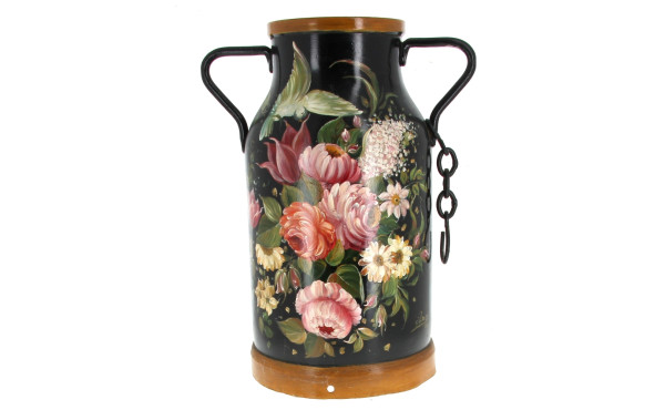 Grand pot à lait peint d'un décor floral