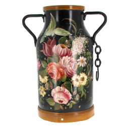 Grand pot à lait peint d'un décor floral