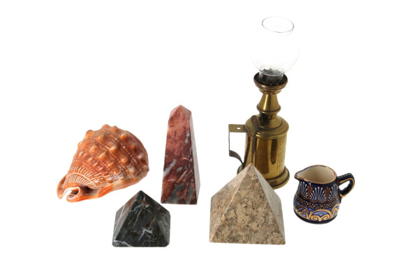 Lot de bibelots comprenant 3 pierres scu