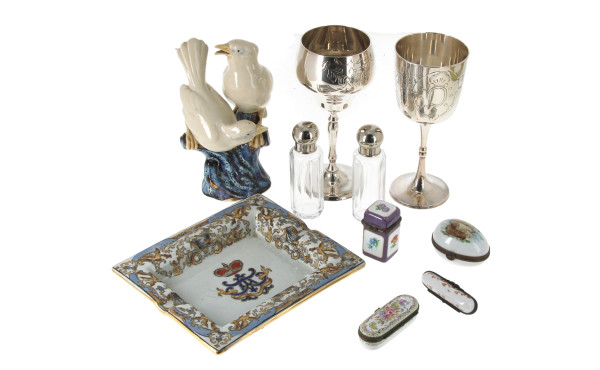 Lot comprenant 4 petites boîtes en porce