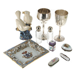 Lot comprenant 4 petites boîtes en porce