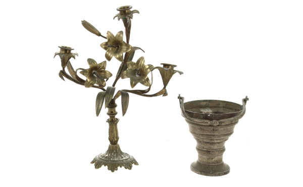 Seau à eau bénite et candélabre d'église