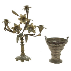 Seau à eau bénite et candélabre d'église