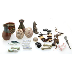 Lot de bibelots divers dont 2 œufs en pi