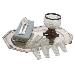 Lot comprenant un plateau en métal argen