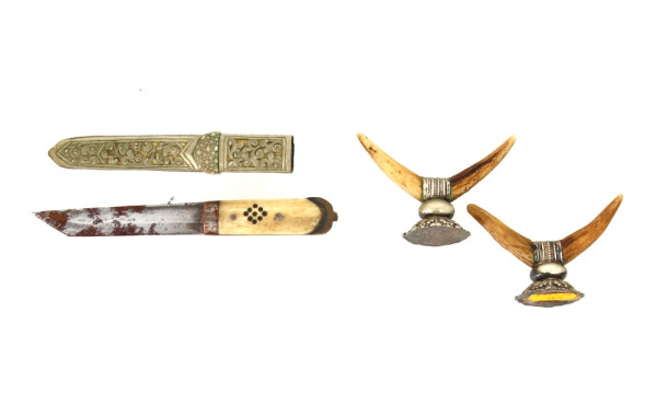 Petit couteau ancien en métal travaillé 