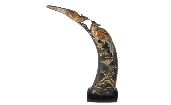 Corne sculptée à décor d'oiseaux branché