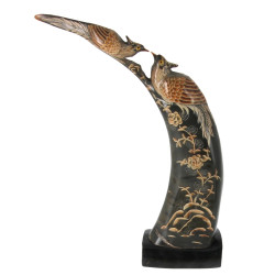 Corne sculptée à décor d'oiseaux branché