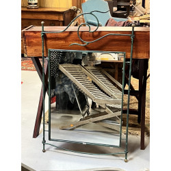 Miroir en fer forgé patiné vert, années 