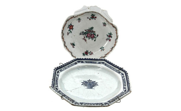 Lot comprenant un plat creux forme coqui