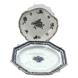 Lot comprenant un plat creux forme coqui