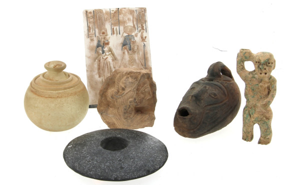 Lot d'objets souvenirs de voyage : récip