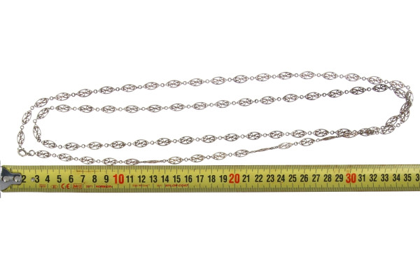 Long sautoir en argent, poids 26,70 grs.