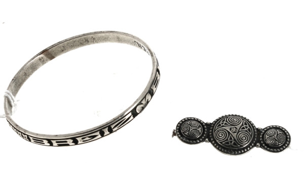Broche celtisante en argent, tige métal 