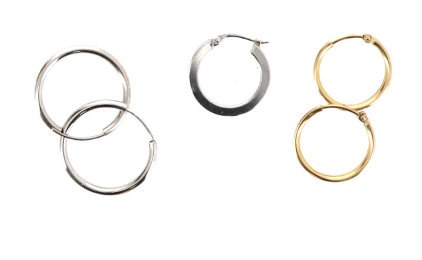 Paire de petites créoles en or gris 9 ct