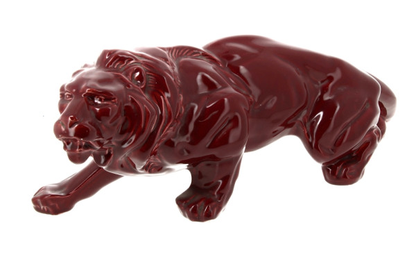 "Lion à l'affût", sujet en faïence émail