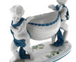 Petite jardinière en porcelaine figurant