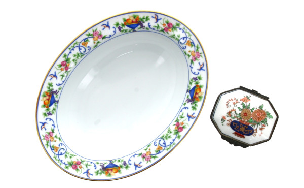 Jolie boîte en porcelaine à décor floral