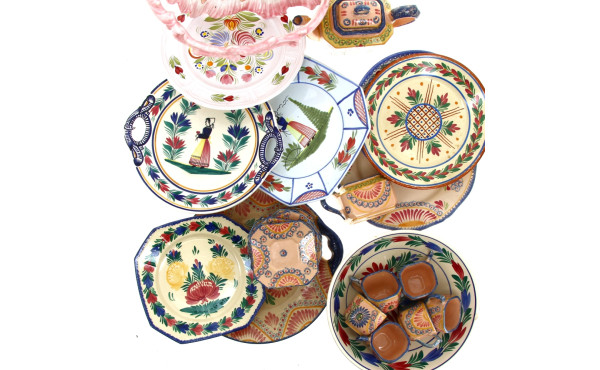 QUIMPER - Lot de pièces en faïence polyc