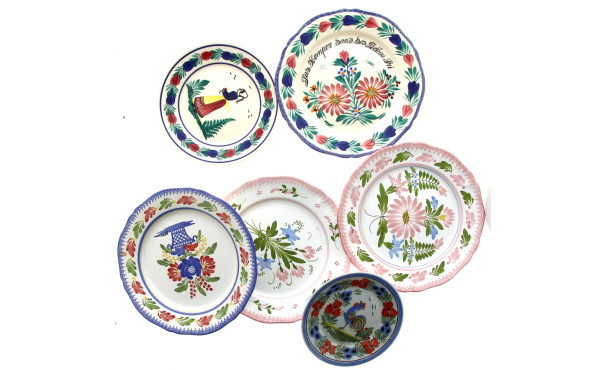 6 assiettes en faïence polychrome de Qui