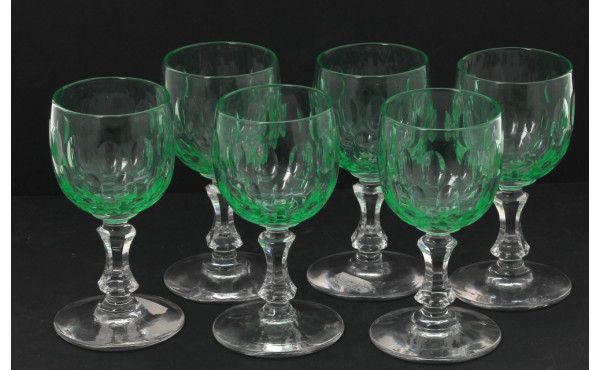 5 verres à pied en verre vert et transpa