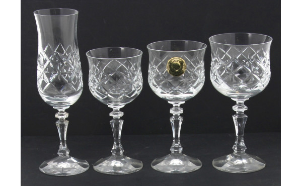 Service de verres 14 flûtes, 16 verres à